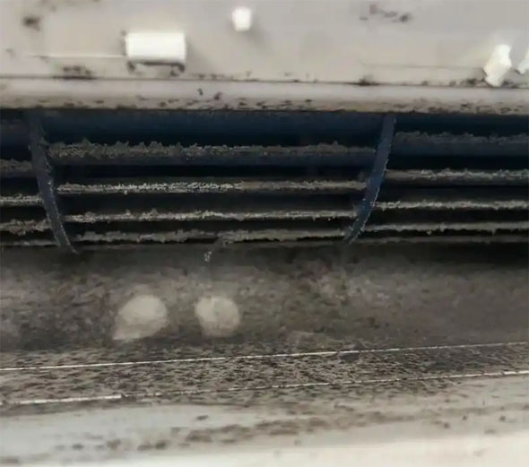 三江空调吹的风有股烧焦味是怎么回事